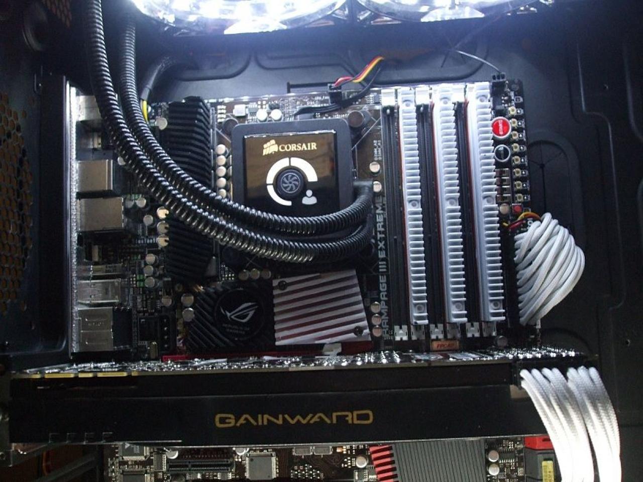 [12/04/2012] PCs im Industrie-Look, von Eis umhüllt und mit Kirmes-Beleuchtung (89)