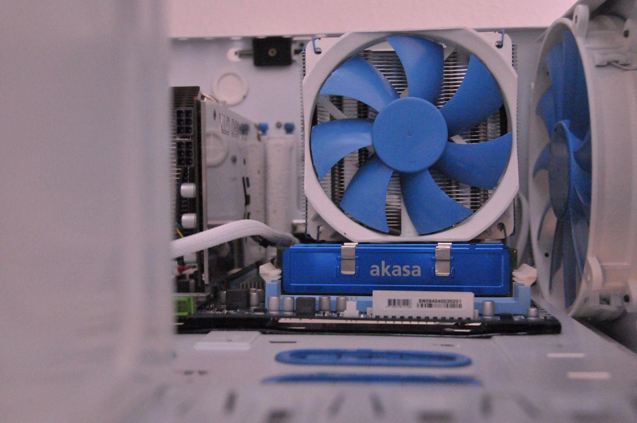 [12/04/2012] PCs im Industrie-Look, von Eis umhüllt und mit Kirmes-Beleuchtung (94)