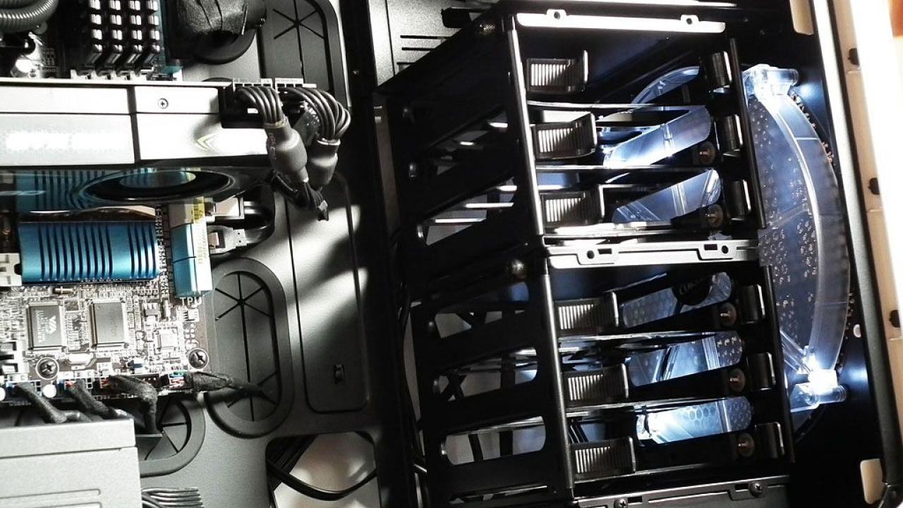 [12/04/2012] PCs im Industrie-Look, von Eis umhüllt und mit Kirmes-Beleuchtung (98)