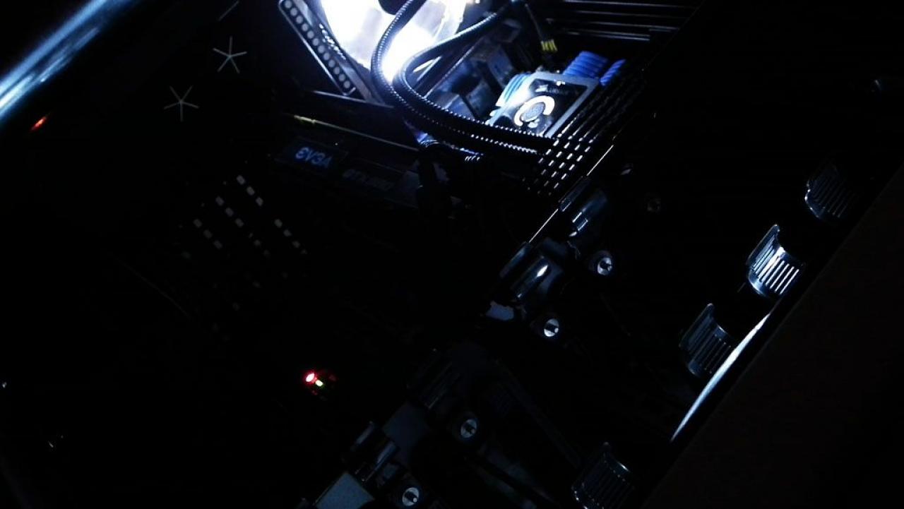 [12/04/2012] PCs im Industrie-Look, von Eis umhüllt und mit Kirmes-Beleuchtung (101)