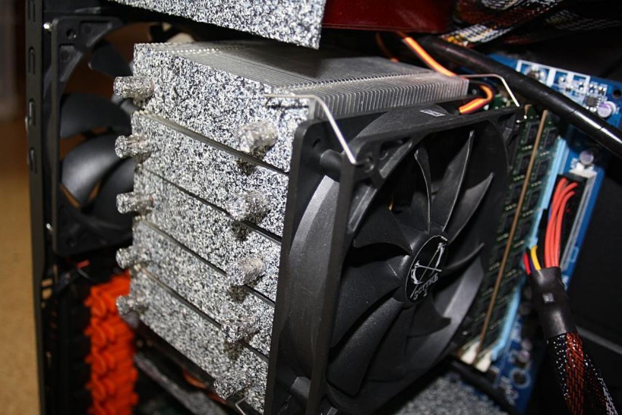 [12/04/2012] PCs im Industrie-Look, von Eis umhüllt und mit Kirmes-Beleuchtung (5)
