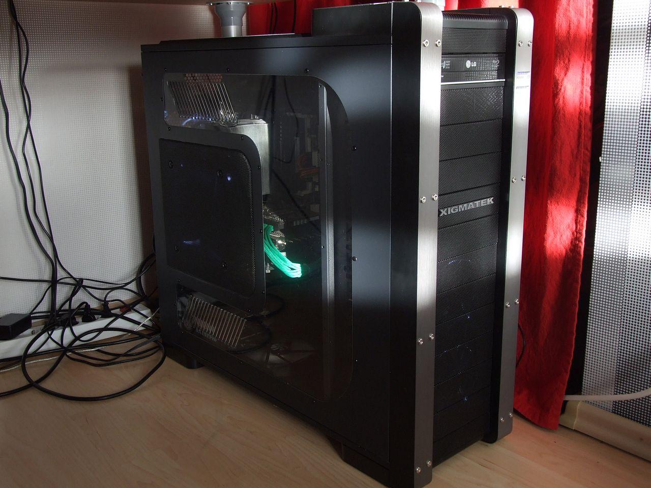 [12/04/2012] PCs im Industrie-Look, von Eis umhüllt und mit Kirmes-Beleuchtung (119)