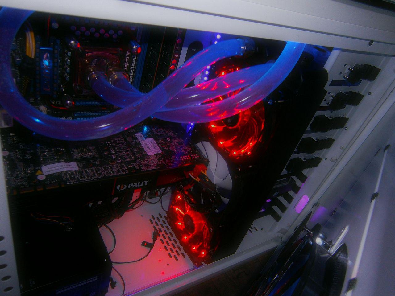 [12/04/2012] PCs im Industrie-Look, von Eis umhüllt und mit Kirmes-Beleuchtung (122)