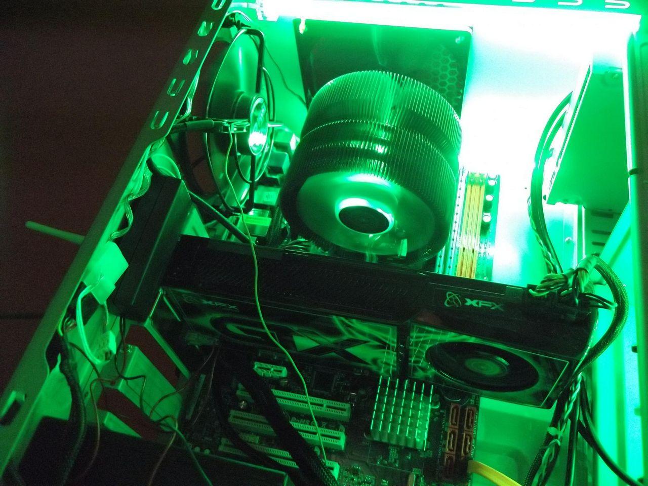 [12/04/2012] PCs im Industrie-Look, von Eis umhüllt und mit Kirmes-Beleuchtung (142)