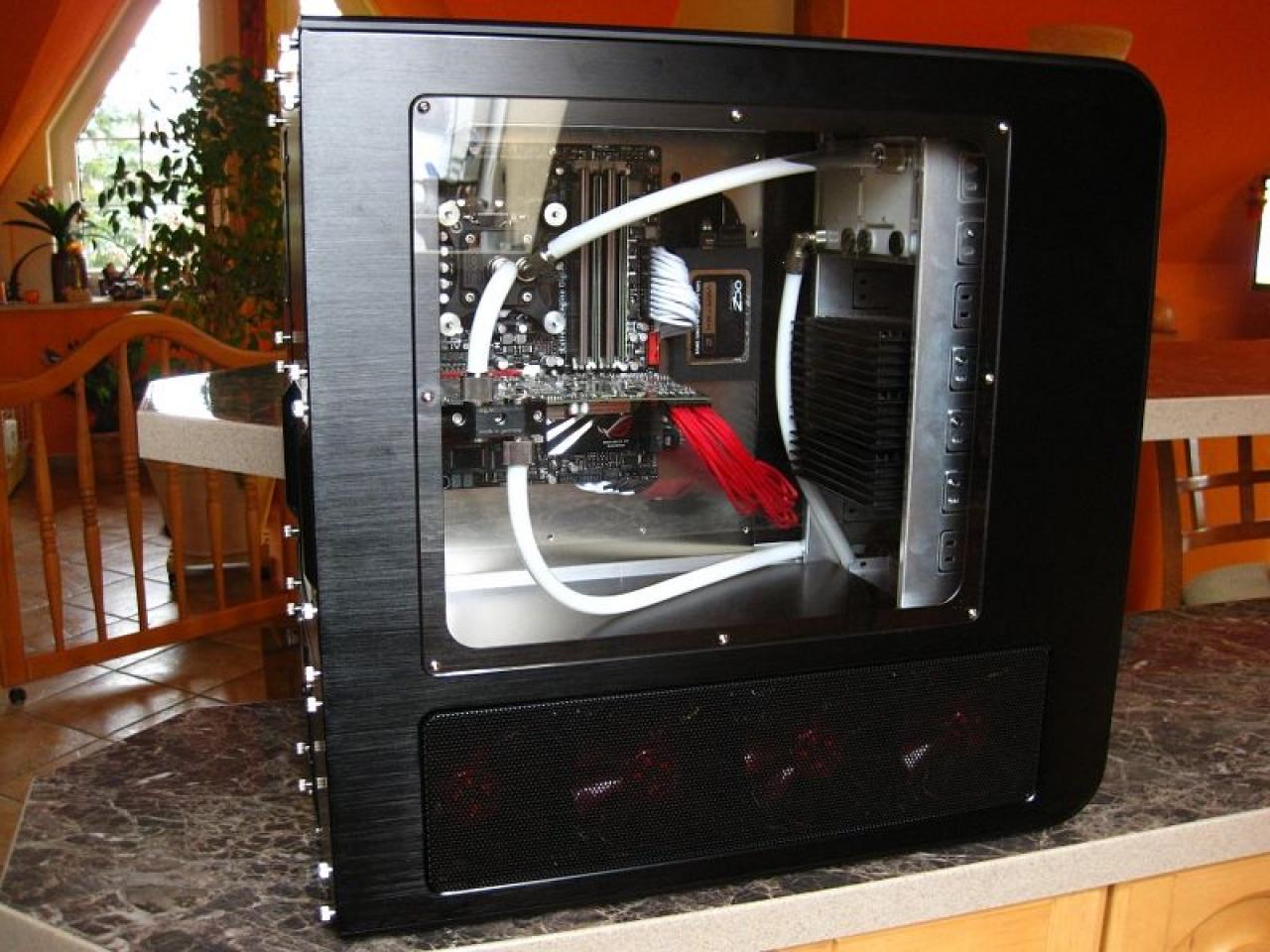 [12/04/2012] PCs im Industrie-Look, von Eis umhüllt und mit Kirmes-Beleuchtung (153)