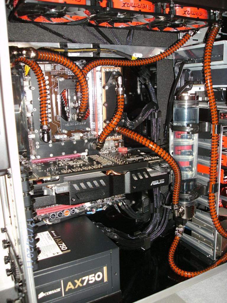 [12/04/2012] PCs im Industrie-Look, von Eis umhüllt und mit Kirmes-Beleuchtung (158)