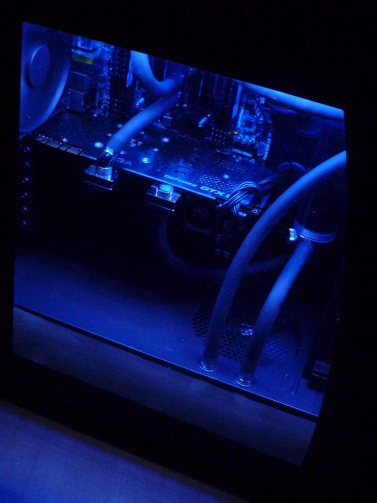 [12/04/2012] PCs im Industrie-Look, von Eis umhüllt und mit Kirmes-Beleuchtung (162)