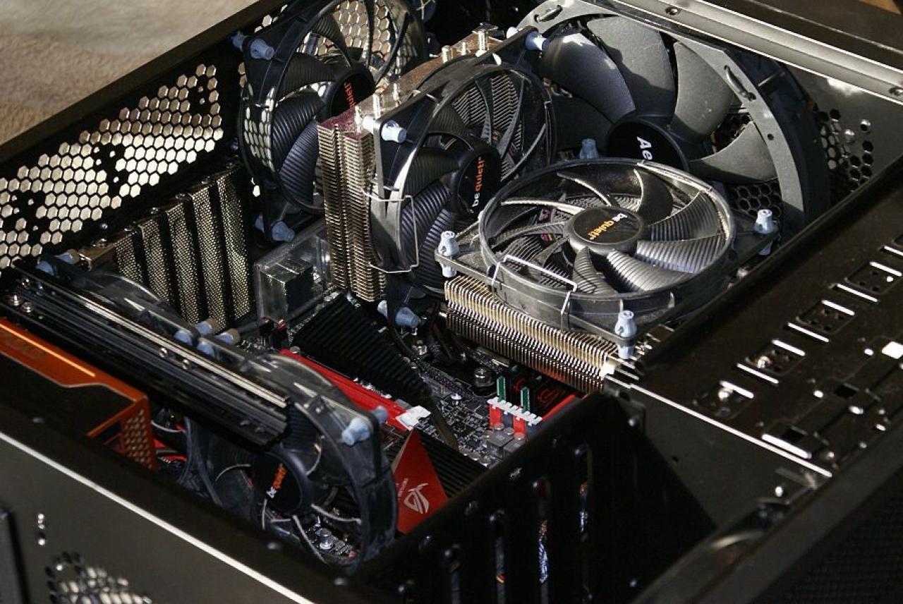 [12/04/2012] PCs im Industrie-Look, von Eis umhüllt und mit Kirmes-Beleuchtung (166)