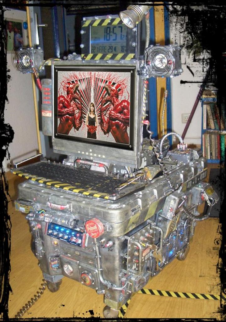 [12/04/2012] PCs im Industrie-Look, von Eis umhüllt und mit Kirmes-Beleuchtung (2)