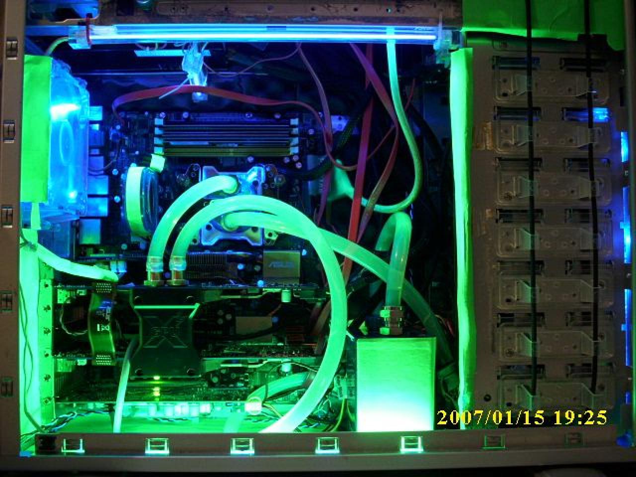 [12/04/2012] PCs im Industrie-Look, von Eis umhüllt und mit Kirmes-Beleuchtung (178)