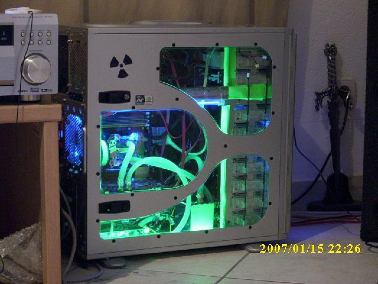 [12/04/2012] PCs im Industrie-Look, von Eis umhüllt und mit Kirmes-Beleuchtung (179)