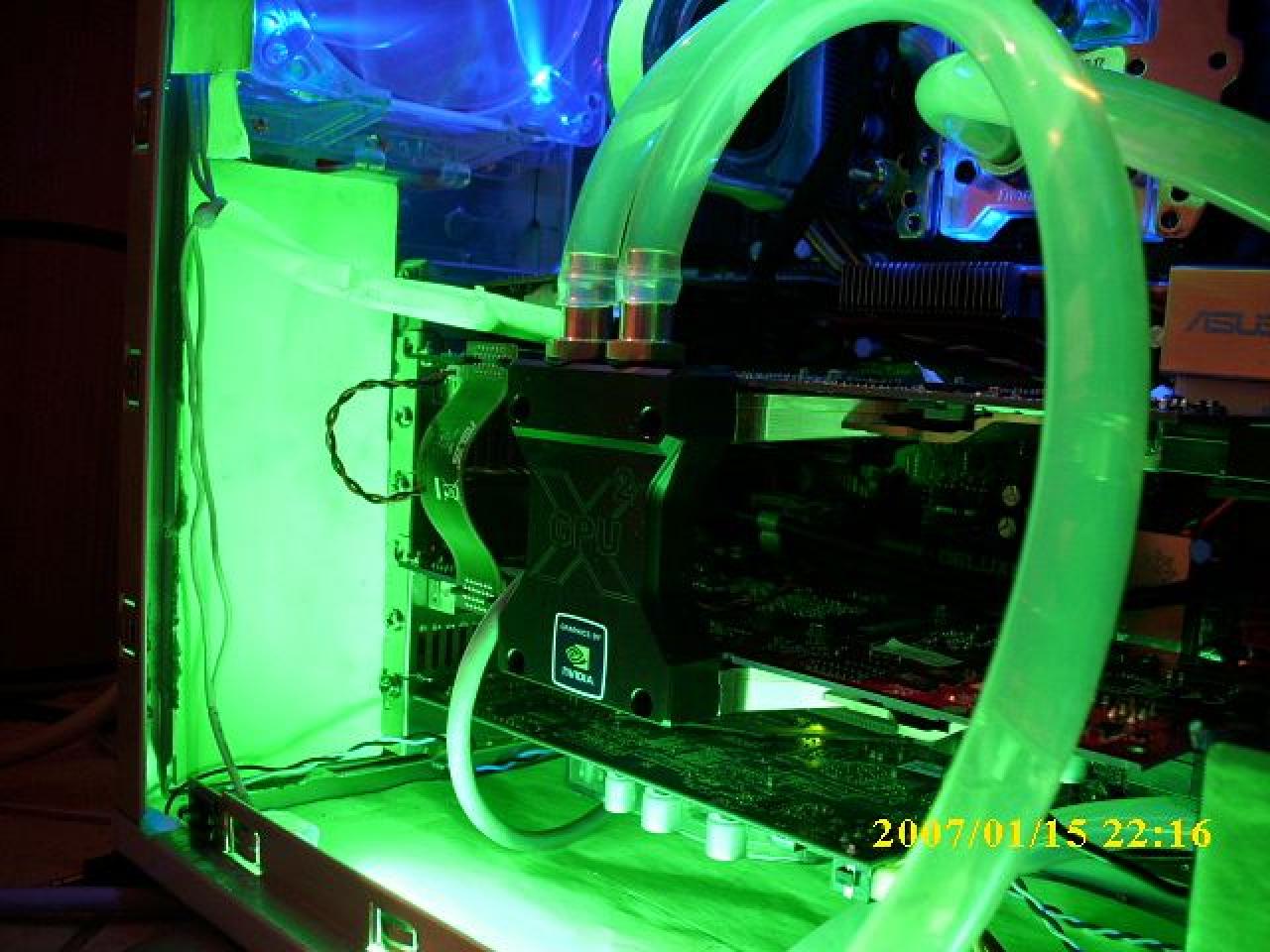 [12/04/2012] PCs im Industrie-Look, von Eis umhüllt und mit Kirmes-Beleuchtung (180)