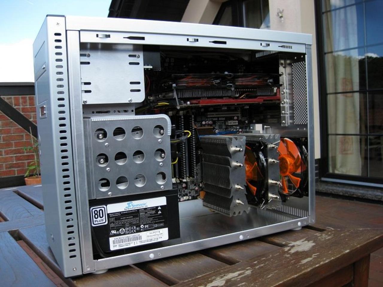 [12/04/2012] PCs im Industrie-Look, von Eis umhüllt und mit Kirmes-Beleuchtung (183)