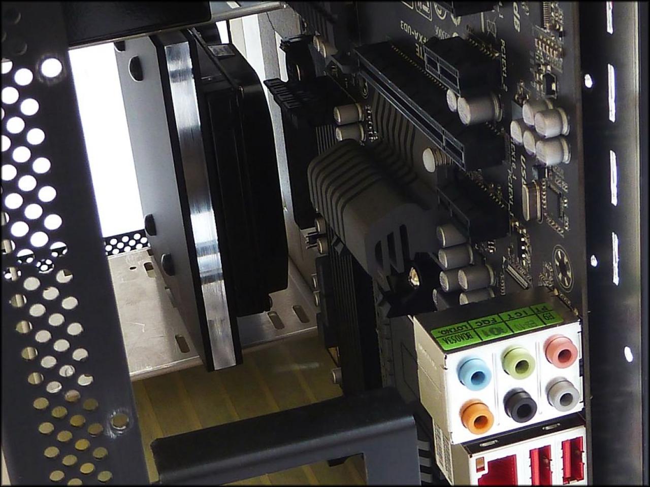 [12/04/2012] PCs im Industrie-Look, von Eis umhüllt und mit Kirmes-Beleuchtung (219)