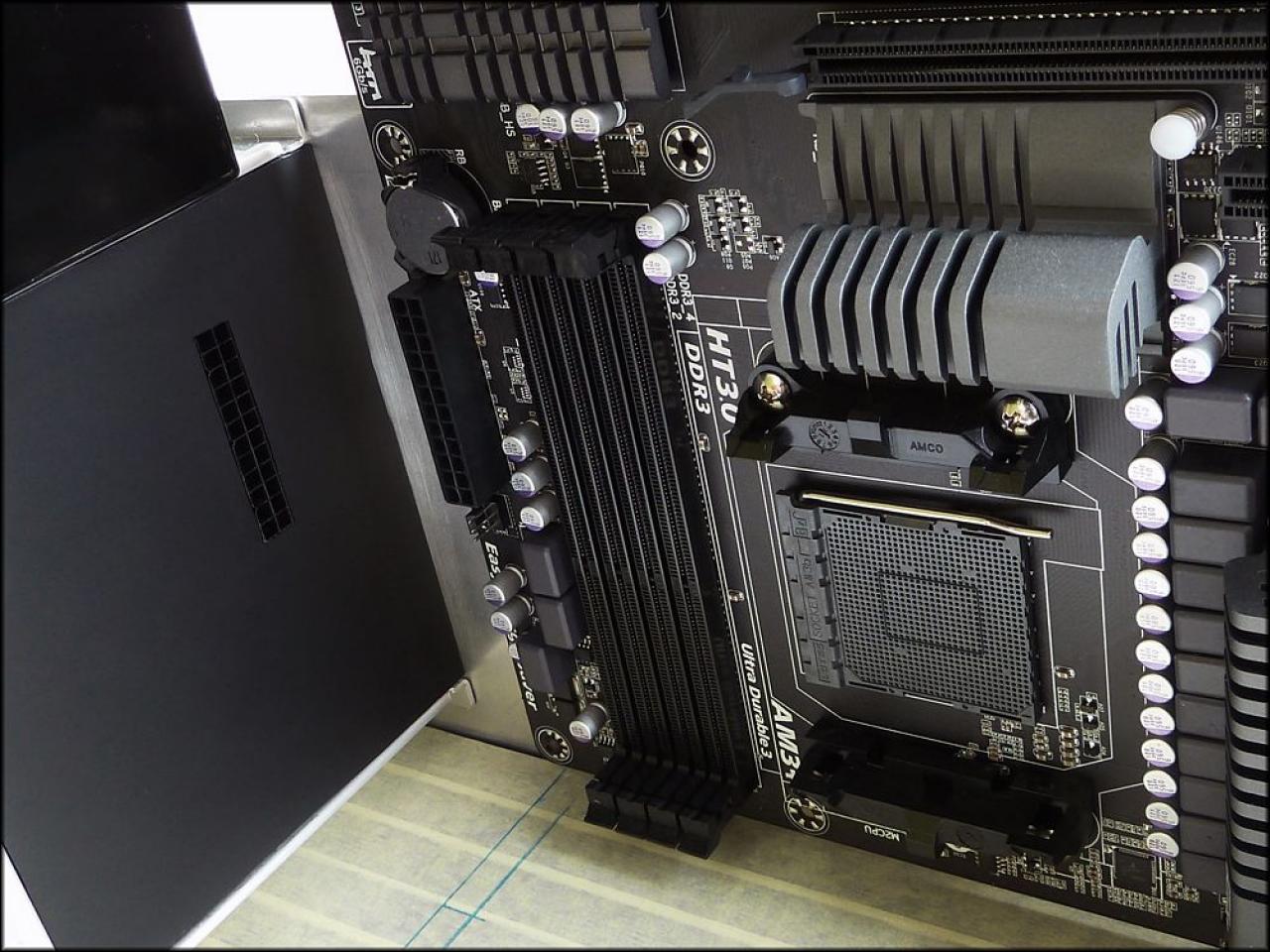 [12/04/2012] PCs im Industrie-Look, von Eis umhüllt und mit Kirmes-Beleuchtung (235)