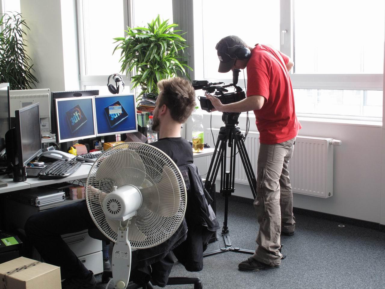 [05/04/2012] Nach dem großen Test in der letzten Ausgabe folgt nun unter anderem ein Praxisteil zur Kepler-Grafikkartengeneration. Um das Ganze zu veranschaulichen tritt Grafikkartenguru Raff vor die Kamera.