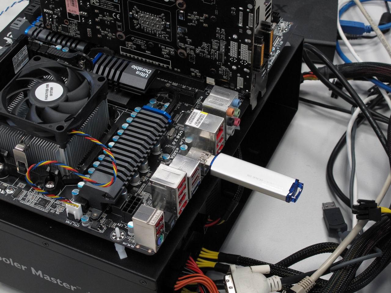 [05/04/2012] Unser neuer Volontär Reinhard Staudacher testet fleißig USB-3.0-Sticks für eine Marktübersicht.