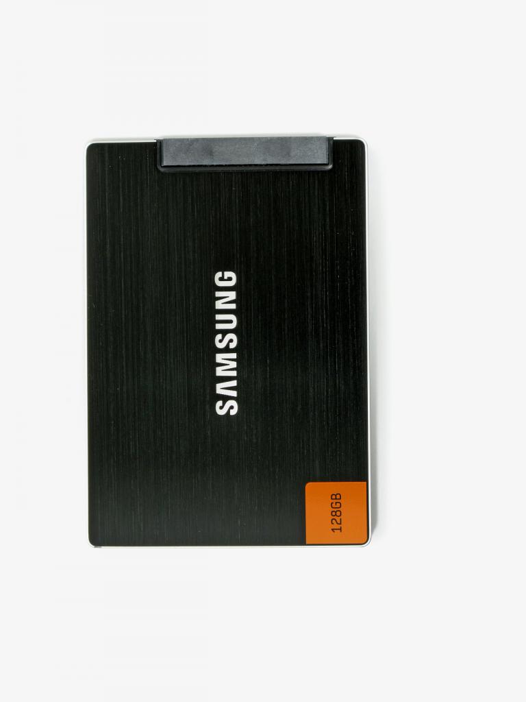 [05/04/2012] Samsung SSD 830 (128 GB): Das 128-GB-Modell der Samsung-SSD liegt nur knapp hinter den Performancewerten der geräumigeren Modelle. Der Eindruck mit der insgesamt besten Performance im Test wird nur durch die etwas hohe Leistungsaufnahme unter Last getrübt. Für Desktop-PCs auch angesichts des Preises und der umfassenden Ausstattung inklusive Migrations- und SSD-Tools jedoch eine klare Kaufempfehlung.