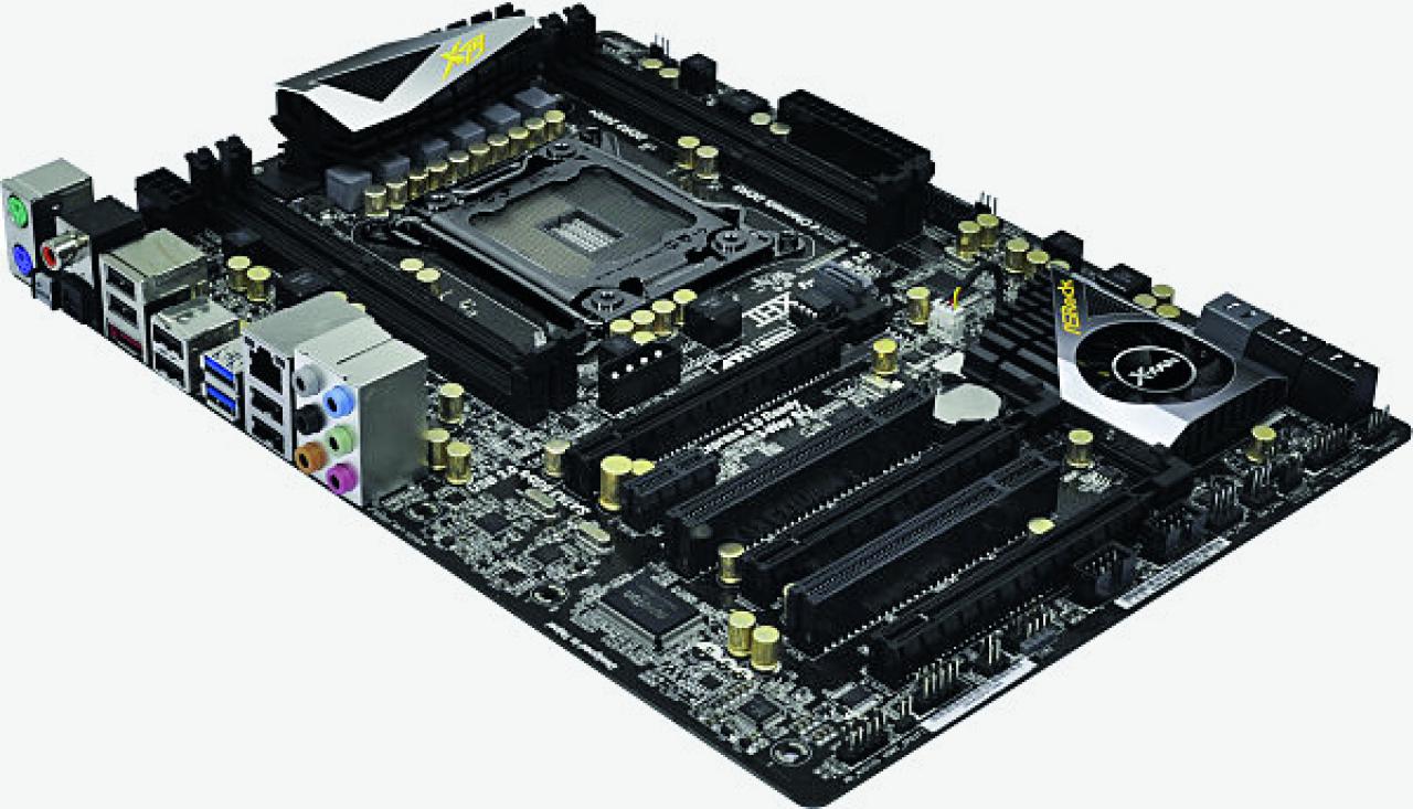 [05/04/2012] Intel Sockel 2011: 180 Euro sind zwar nicht günstig, ein billigeres Board mit Sockel 2011 als Asrocks X79 Extreme 3 gibt es aber derzeit nicht. In unserem Test mit dem etwas besser ausgestatteten X79 Extreme4 blieb der Lüfter im Chipkühler stumm - er startet erst bei hoher Temperatur. Wie bei den meisten 2011er-Boards gibt es hier vier statt acht RAM-Bänke.