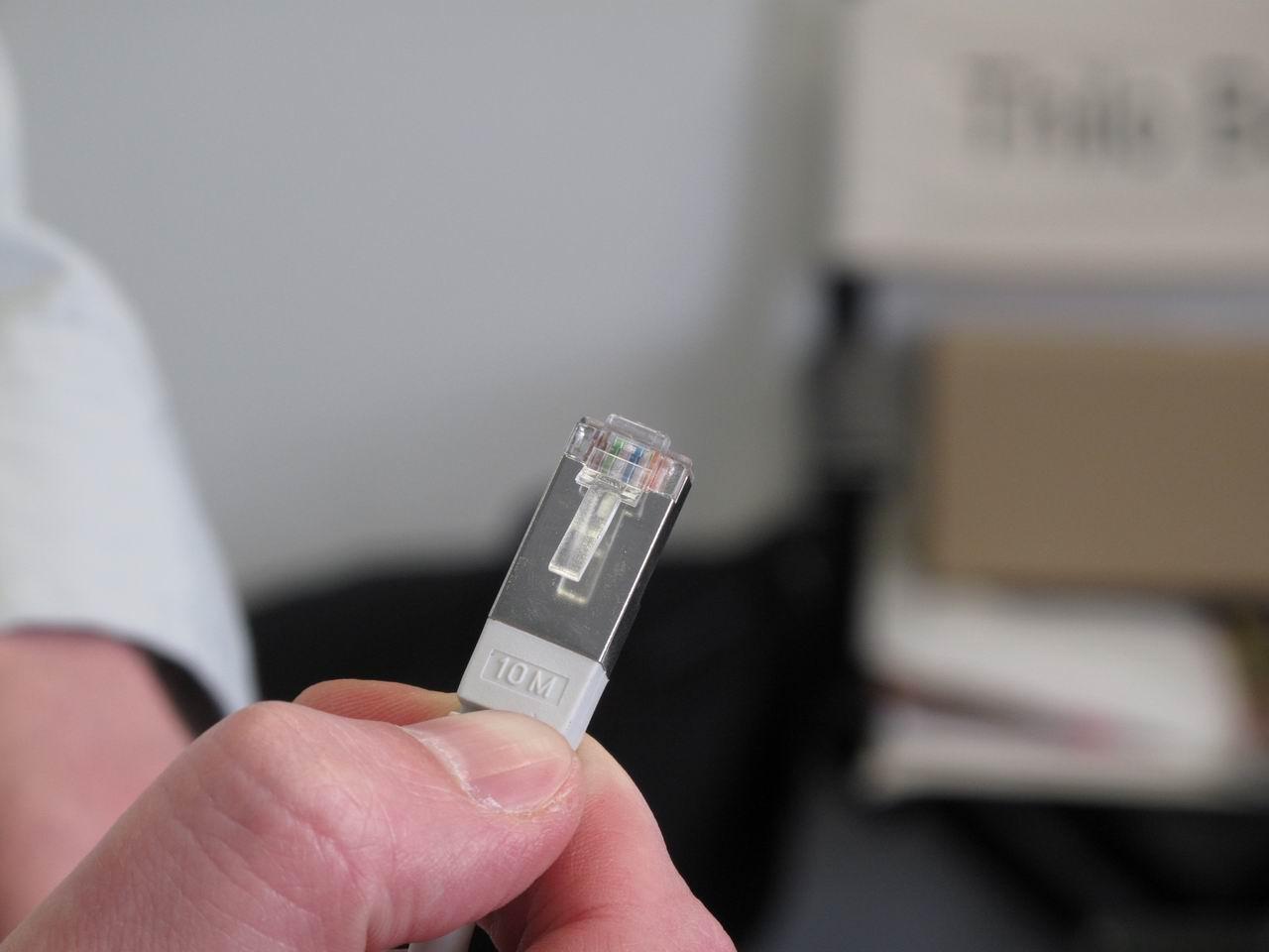 [05/04/2012] EIn Patch-Kabel befindet sich dort in den Händen von Chefredakteur Thilo Bayer. Im Gegensatz zu WLAN ist darauf wenigstens verlass.