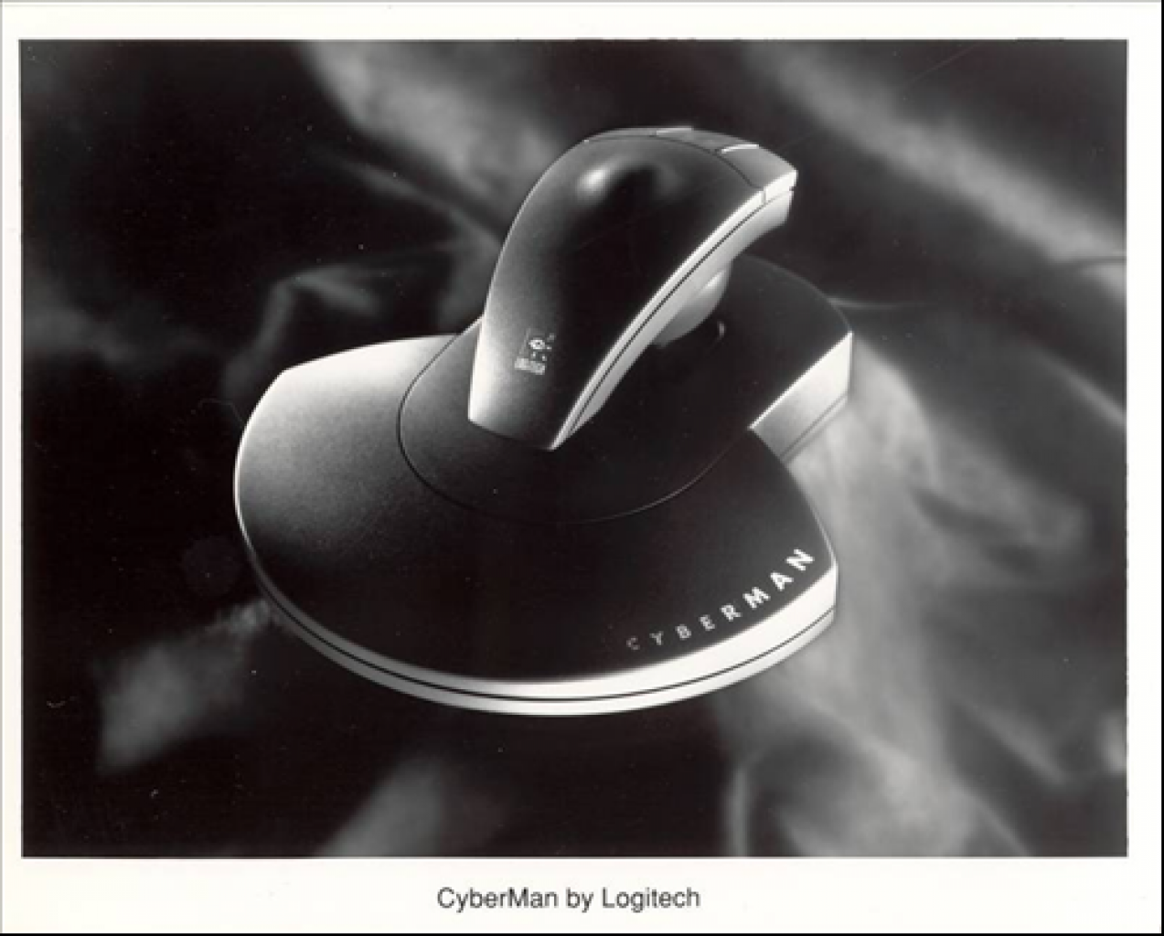[07/05/2012] Joysticks lagen in der Entwicklung des PC relativ schnell im Sterben. Ende der Neunziger war es längstens rum. Logitech versuchte mit dem Cyberman Controller eine Kombo aus Maus und Joystick - mit mäßigem Erfolg.