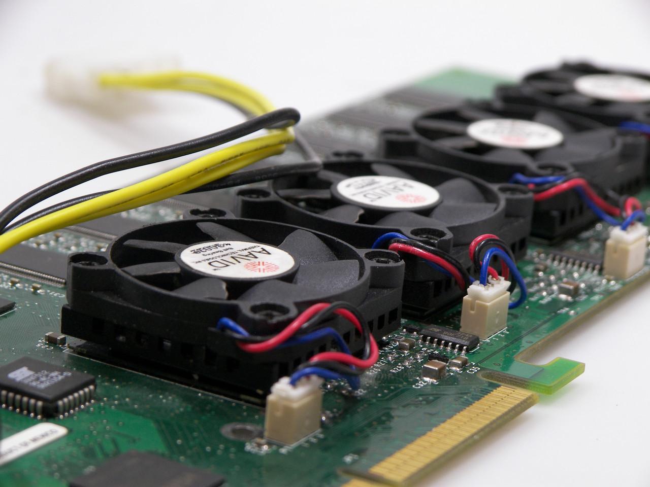 [14/05/2012] 3dfx Voodoo 5 6000: Die Göttin unter den Grafikkarten kam nie auf den Markt, nur einige Prototypen existieren - ob 3dfx damit aber das Blatt hätte wenden können, ist unklar. Ende 2000 griff Nvidia zu.