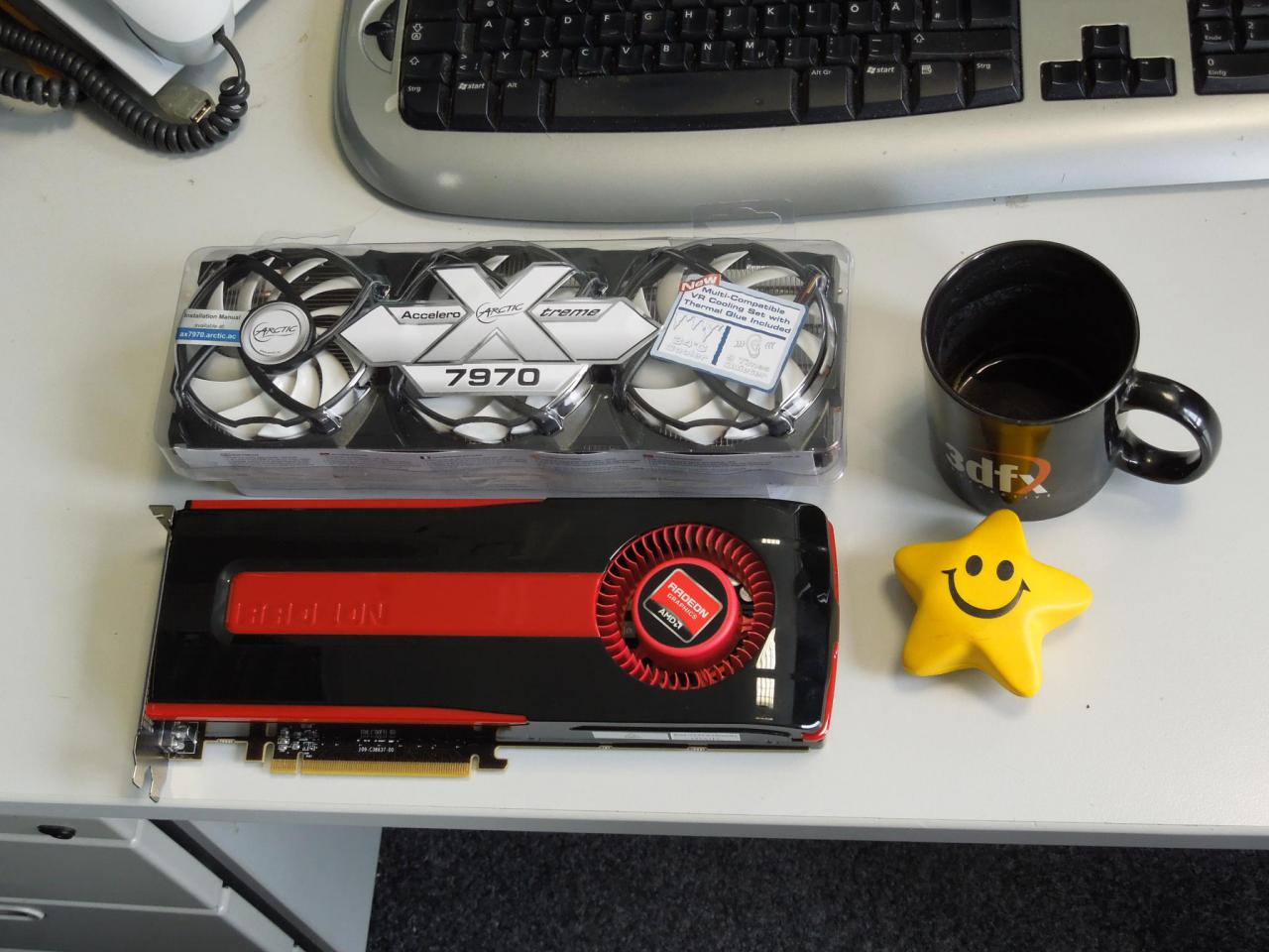 [18/05/2012] Ich sag es mit Bildern denkt sich unser Raff und will mit diesen bewusst auf seinem Schreibtisch angeordneten Dingen wohl demonstrieren, dass die HD 7970 mit dem Artic Accelero Xtreme wohl deutlich leiser ihren Dienst verrichtet. 
