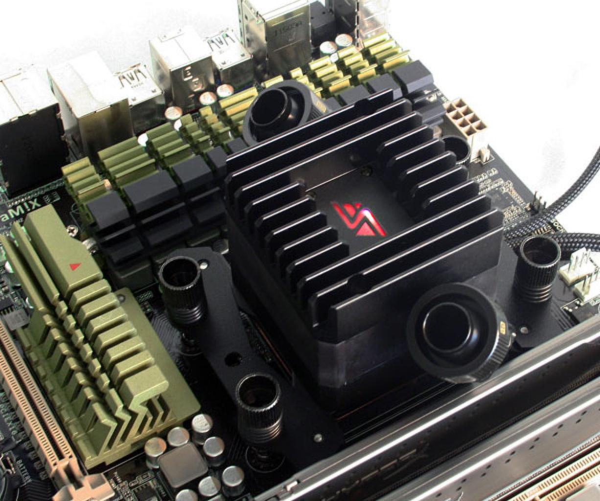 [30/05/2012] Die Platzierung der Pumpe auf dem CPU-Kühler führt zu einer ungewöhnlichen Anschlussposition. Der Kühlkörper schützt die empfindliche Pumpenelektronik vor Überhitzung.