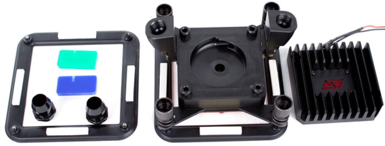 [30/05/2012] Im inneren entspricht das Swiftech Apogee Drive II (hier ohne die eigentliche Pumpe abgebildet) einem auf dem Rücken liegenden Laing-DDC-Deckel, in den ein kompletter CPU-Kühler integriert wurde.