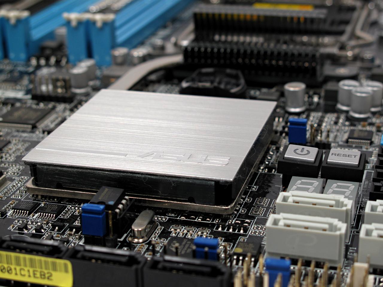 [29/05/2012] 16 Kerne im Test: Doppelter Xeon E5-2687W plus Asus Z9PE-D8 WS (2)