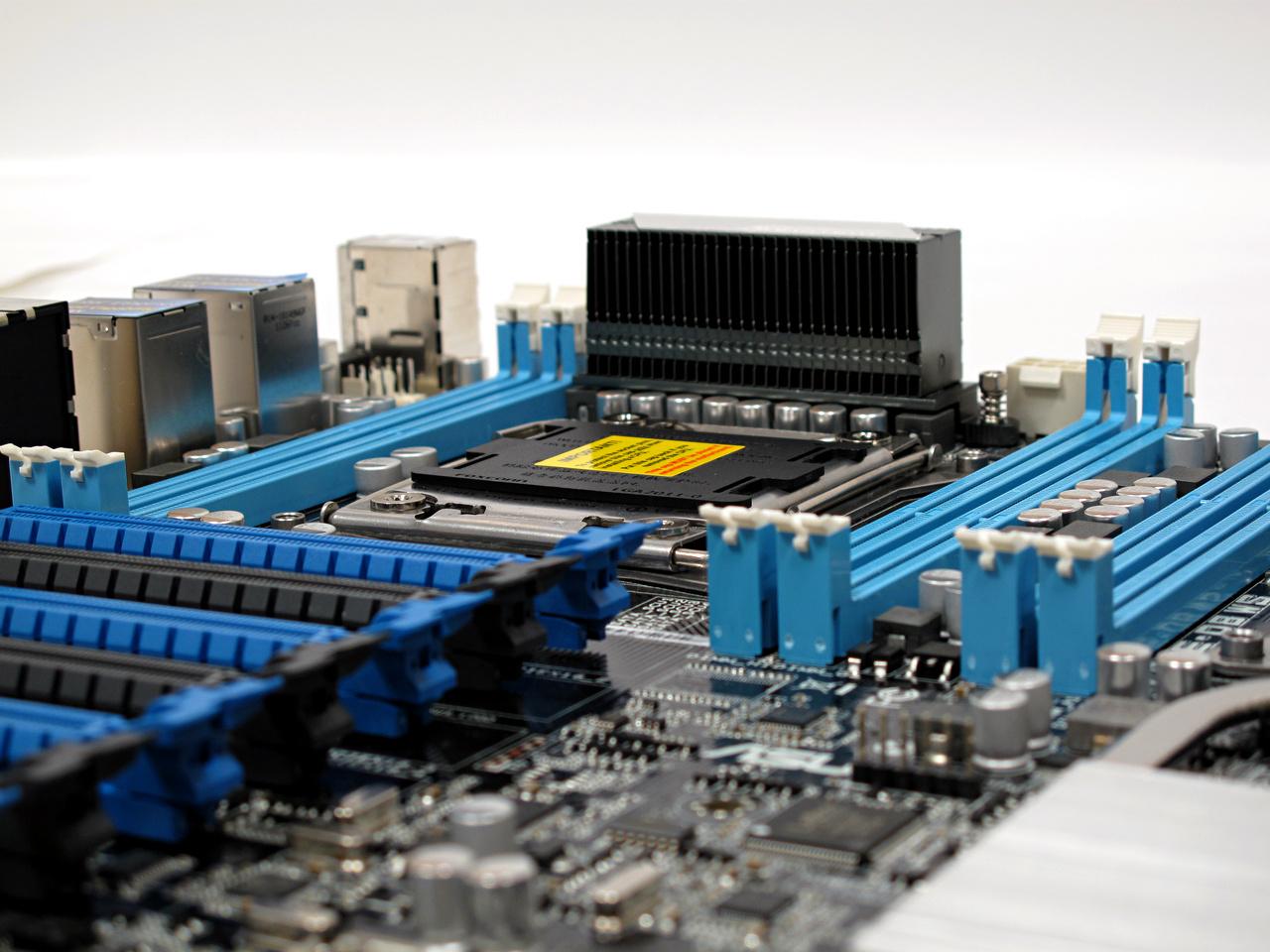 [29/05/2012] 16 Kerne im Test: Doppelter Xeon E5-2687W plus Asus Z9PE-D8 WS (3)