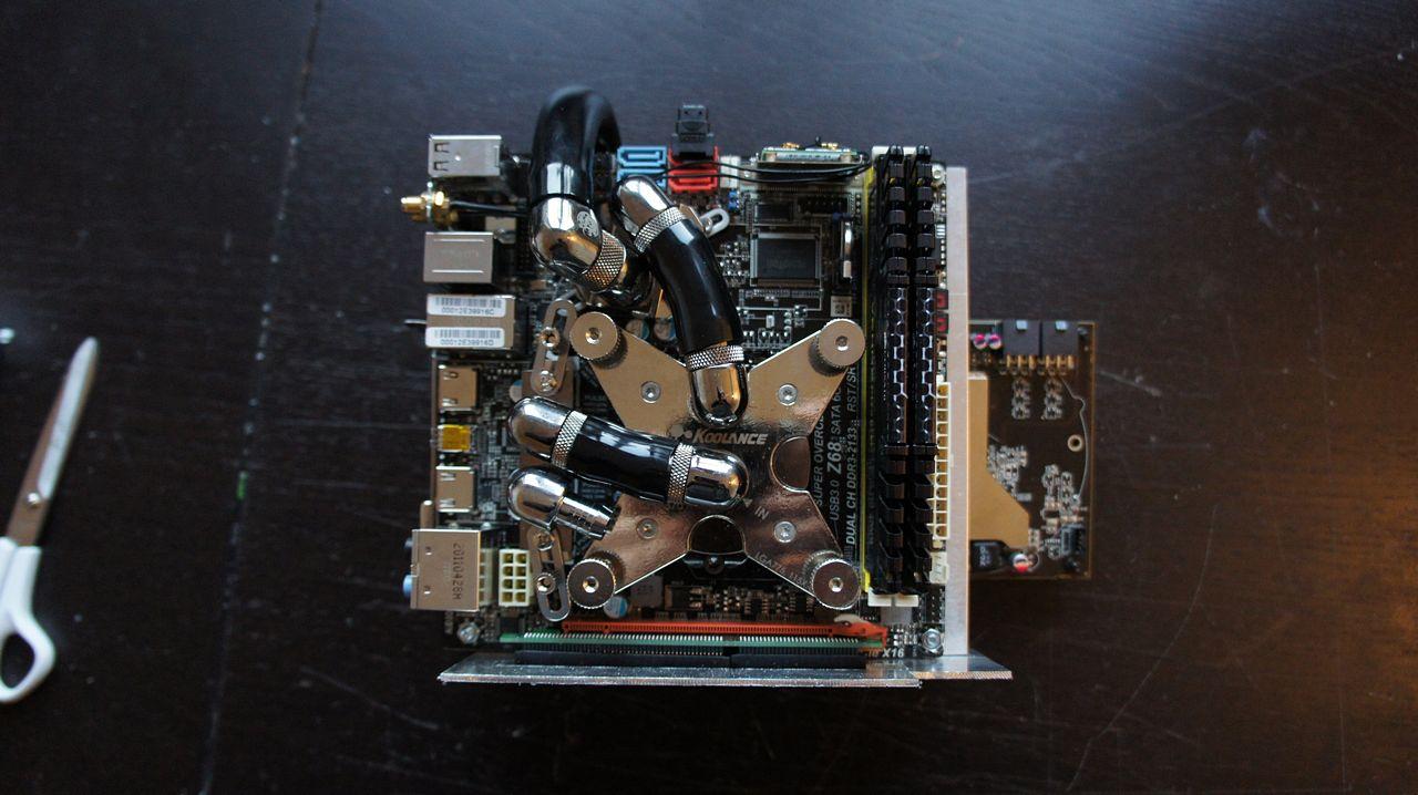 [16/05/2012] Spektakuläre Star-Wars-Casemod: Mini-PC in AT-AT mit echtem Laser (26)