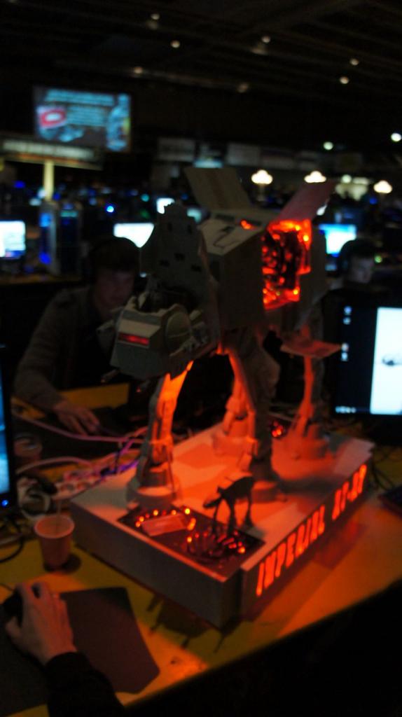 [16/05/2012] Spektakuläre Star-Wars-Casemod: Mini-PC in AT-AT mit echtem Laser (85)