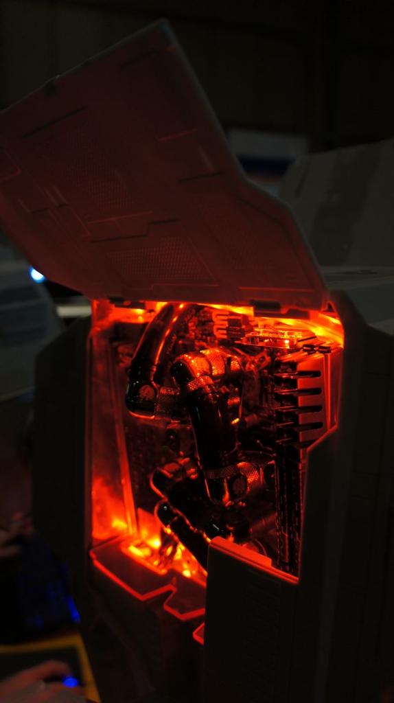 [16/05/2012] Spektakuläre Star-Wars-Casemod: Mini-PC in AT-AT mit echtem Laser (88)