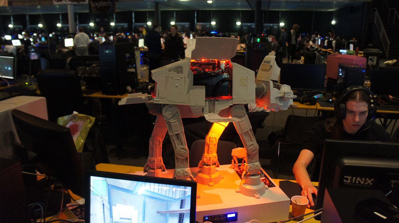 [16/05/2012] Spektakuläre Star-Wars-Casemod: Mini-PC in AT-AT mit echtem Laser (94)