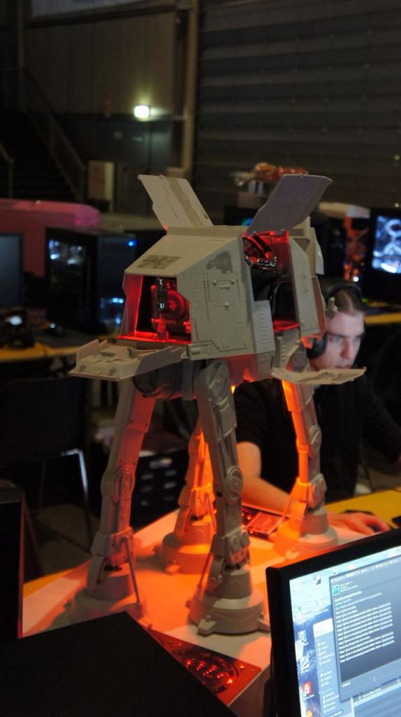 [16/05/2012] Spektakuläre Star-Wars-Casemod: Mini-PC in AT-AT mit echtem Laser (95)
