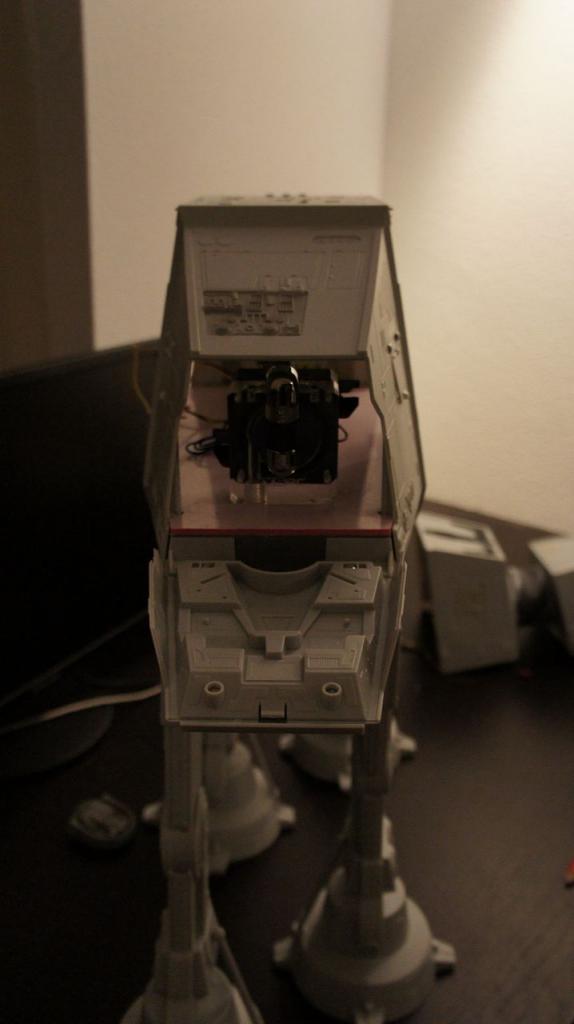 [16/05/2012] Spektakuläre Star-Wars-Casemod: Mini-PC in AT-AT mit echtem Laser (108)