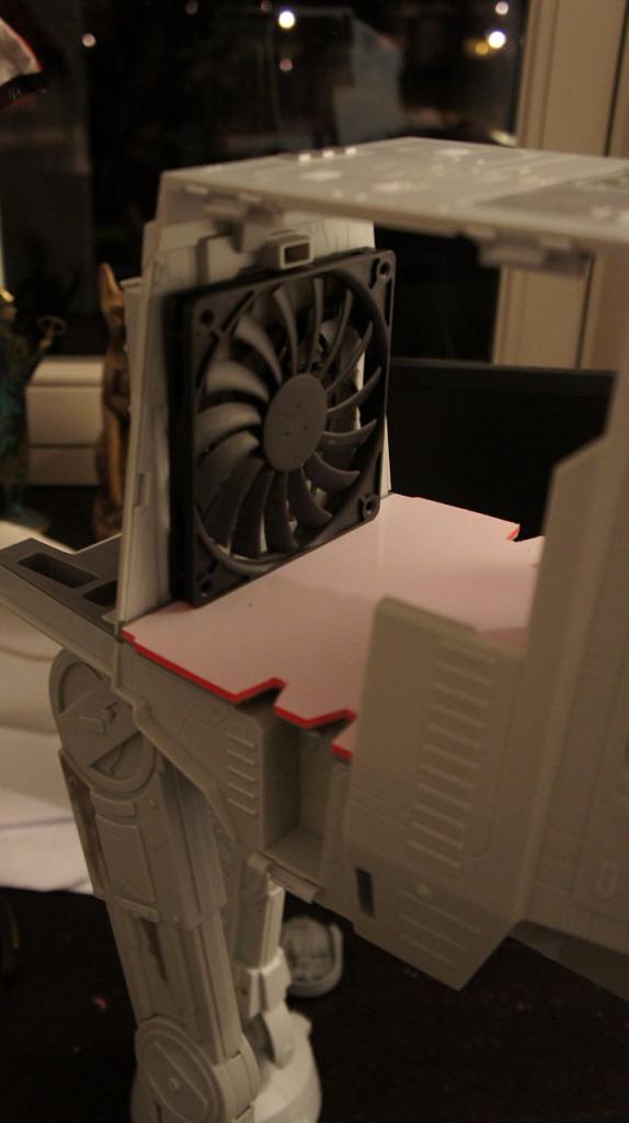 [16/05/2012] Spektakuläre Star-Wars-Casemod: Mini-PC in AT-AT mit echtem Laser (115)