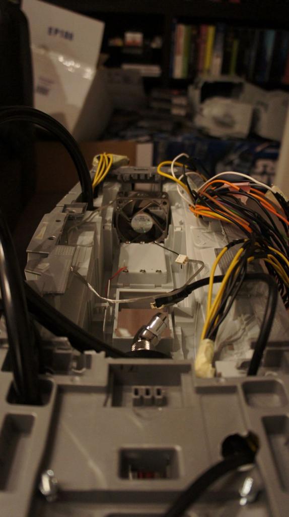 [16/05/2012] Spektakuläre Star-Wars-Casemod: Mini-PC in AT-AT mit echtem Laser (128)