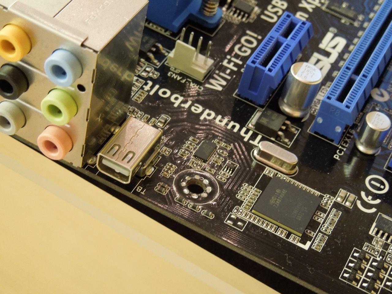 [21/05/2012] Asus zeigt zwei Sockel-1155-Mainboards mit Thunderbolt-Unterstützung (5)