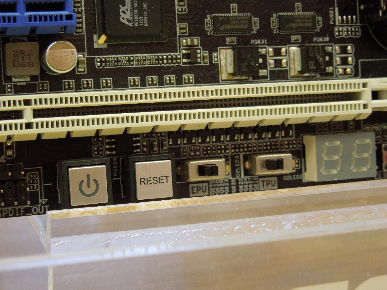 [21/05/2012] Asus zeigt zwei Sockel-1155-Mainboards mit Thunderbolt-Unterstützung (11)