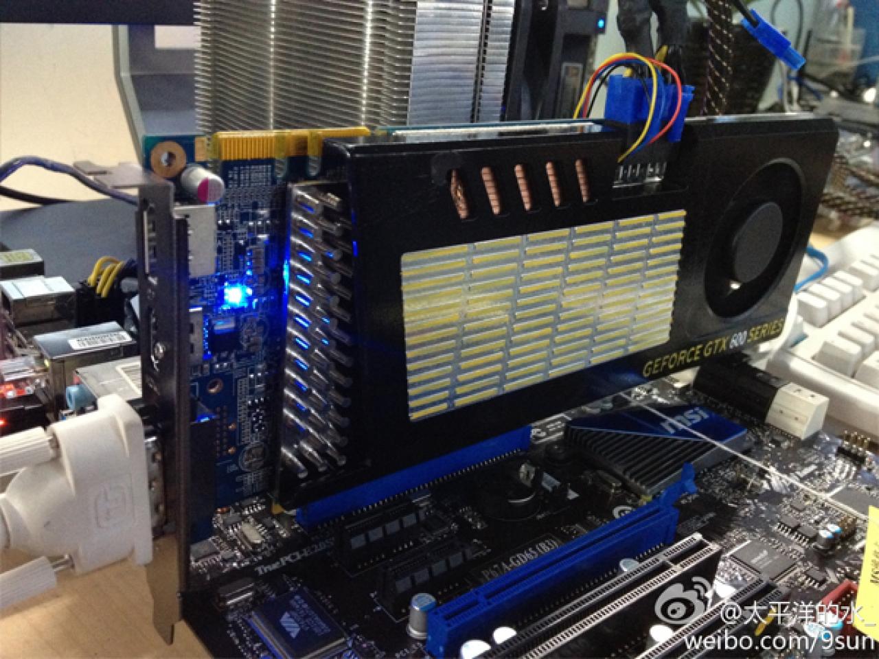 [04/05/2012] Zwei SLI-Anschlüsse, kurzes PCB, deutlich längerer Kühler und dadurch die Stromanschlüsse in der Mitte der Karte: Auch die Single-Slot-Lösung von Galaxy bestätigt bisherige Geforce-GTX-670-Aufnahmen.