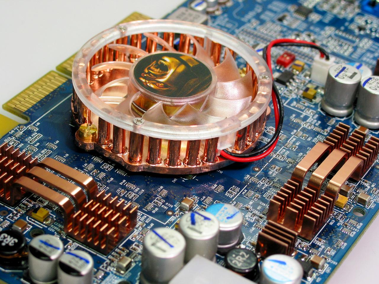 [14/05/2012] Hercules Radeon 9800: Eine 3D Prophet, das waren noch Zeiten! Mittlerweile ist der Hersteller Teil von Guillemot.