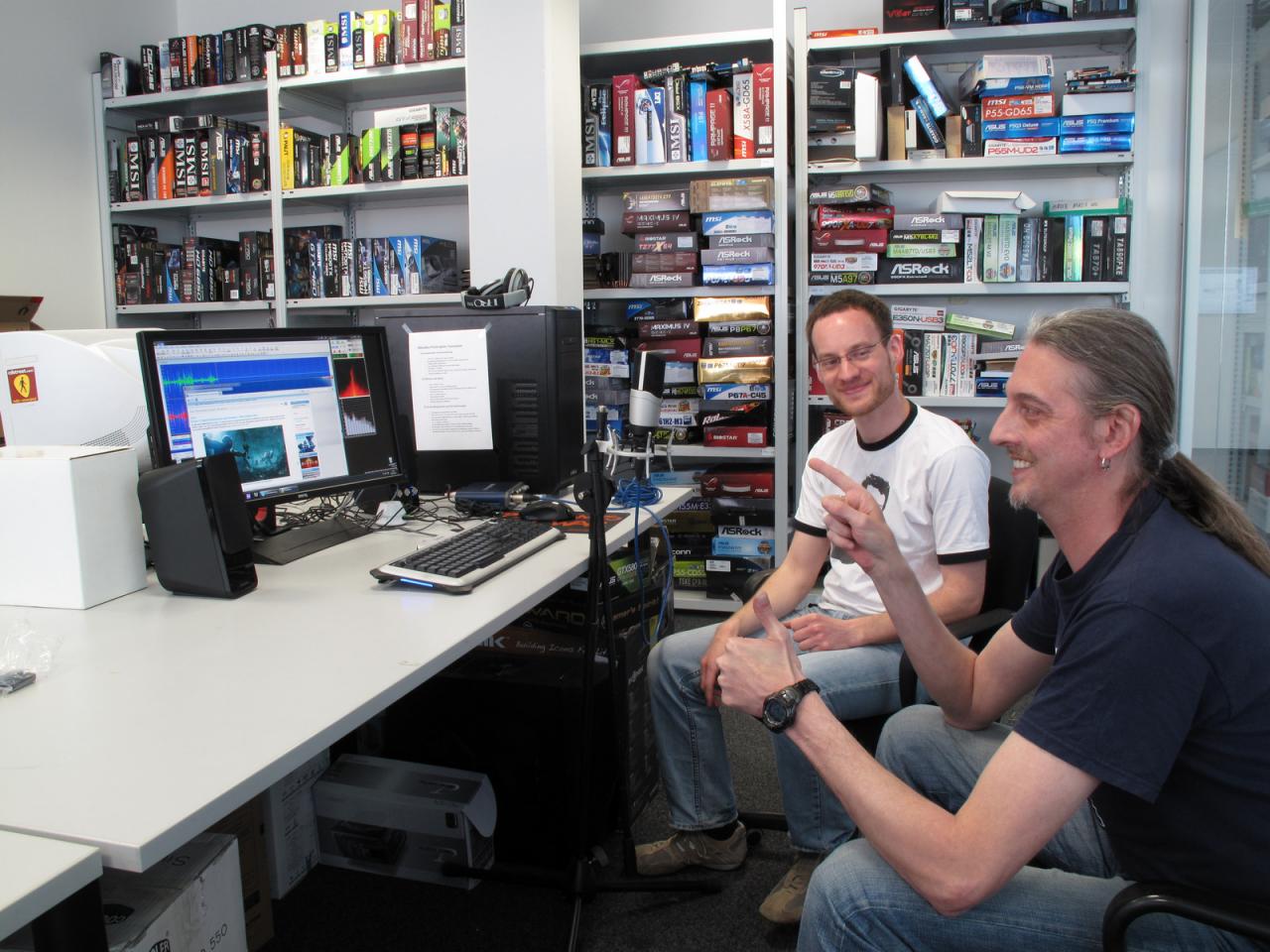 [04/05/2012] Happy Nerds oder doch nur audiophile Schreiberlinge? Wie auch immer, das dynamische Duo Möllendorf und Stöwer freut sich auf jeden Fall darüber, dass ihre Fachgespräche und Blödeleien jetzt in exzellenter Qualität mit dem Sennheiser MK4 aufgezeichnet werden. Hoffentlich heuern die beiden nicht noch beim Rundfunk an. 