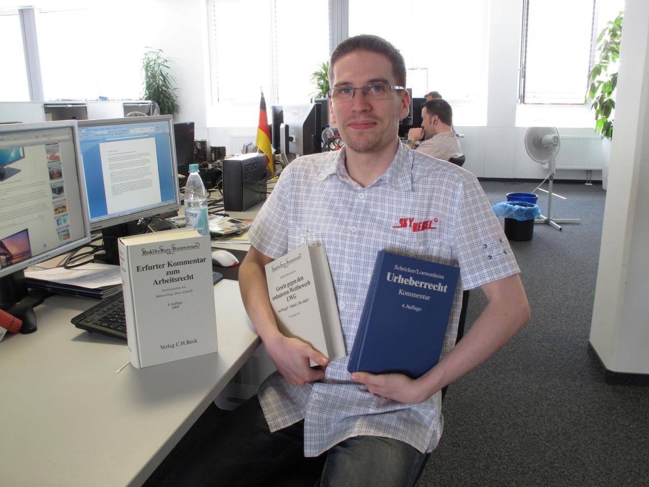 [04/05/2012] Unser Rechtsanwalt in spe - Clemens - hat sein analoges Office mit schwerer Jura-Kost erweitert. Wir sind mal gespannt, wie viel Fachliteratur noch auf seinen jetzt schon fast überladenen Schreibtisch passt.