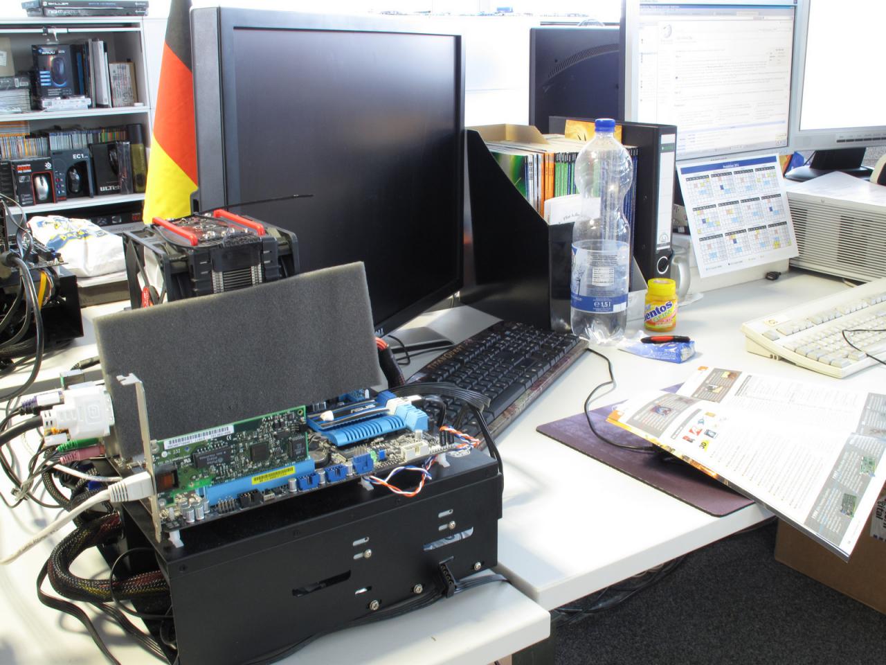 [04/05/2012] Dieser unspektakuläre Schaumstoff-Platzhalter in Carstens Testsystem wird schon bald durch eine schon mit Spannung erwartete Pixelschleuder ersetzt. Mehr wollte Doc Spille nicht herausrücken. Kenner der PCGH-Gerüchteküche dürften allerdings wissen, was er bald in den Slot stecken wird.