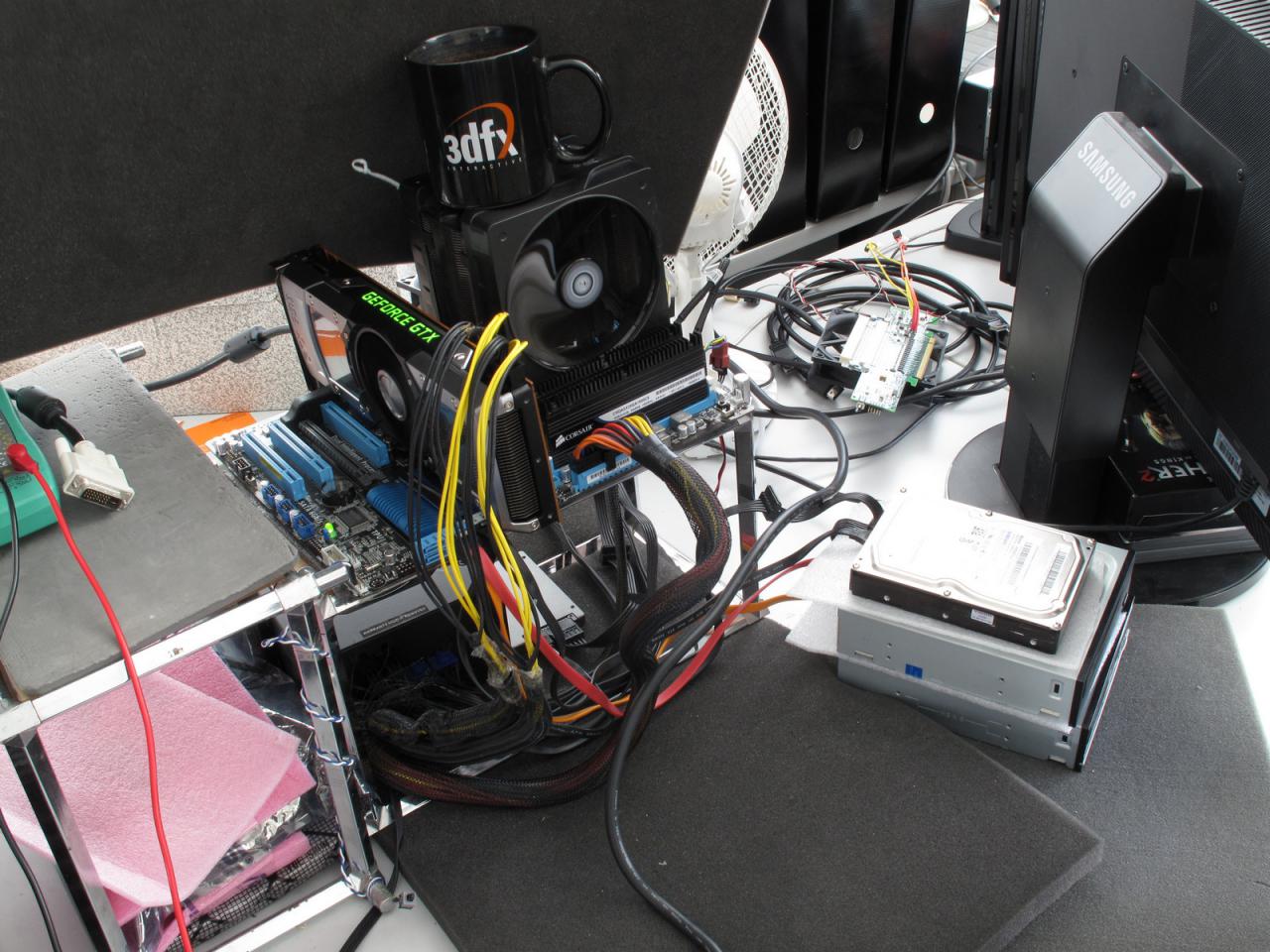 [04/05/2012] Zwei Kepler-GPUs auf einer Platine und ein giftgrüner Schriftzug, das ist die Geforce GTX 690, die im Testsystem des Herrn Vötter zum Dauerbetrieb genötigt wurde. Und dieses Mal scheint Nividia vieles richtig gemacht zu haben, denn Raffs sonst übliche Meckereien über Dual-GPU-Karten blieben fast gänzlich aus.