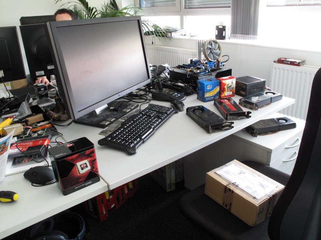 [04/05/2012] Herr Sauter vertritt die PC Games Hardware auf einem AMD-Trinity-Event. Wir wollen ja nicht meckern, aber er hätte schon ein wenig aufräumen können. Bestimmt suchen die Kollegen schon wieder die eine oder andere Grafikkarte, die nicht ihren Weg zurück ins Testlabor gefunden hat - wobei diese immerhin für einen Artikel-Aufmacher im nahen Stadtpark genutzt wurden