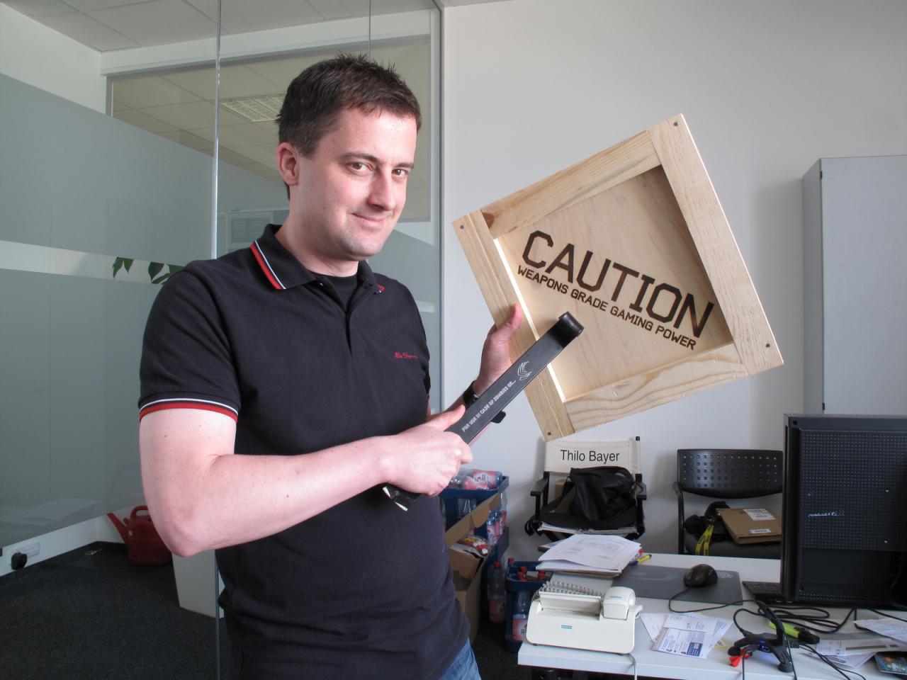 [04/05/2012] Na irgendwie hatten wir Gordon Freeman ja doch anders in Erinnerung. Wer weiß, vielleicht trägt er mittlerweile Kontaktlinsen oder Valve hat unser Mastermind Thilo heimlich zum Charakter-Casting von Half-Life 3 geladen. Zumindest hält er den Kuhfuß wie ein echter Profi!