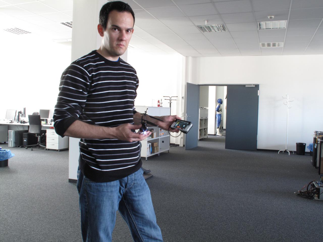 [11/05/2012] Unser Sales-Mann Daniel Waadt ist unter die Piloten gegangen. Für einen Flugschein reicht sein Gehalt zwar noch nicht, dafür darf er aber einem Mini-Helikopter per iPhone 4 fern steuern. Das ist doch auch schon mal was Herr Doktor, oder? 